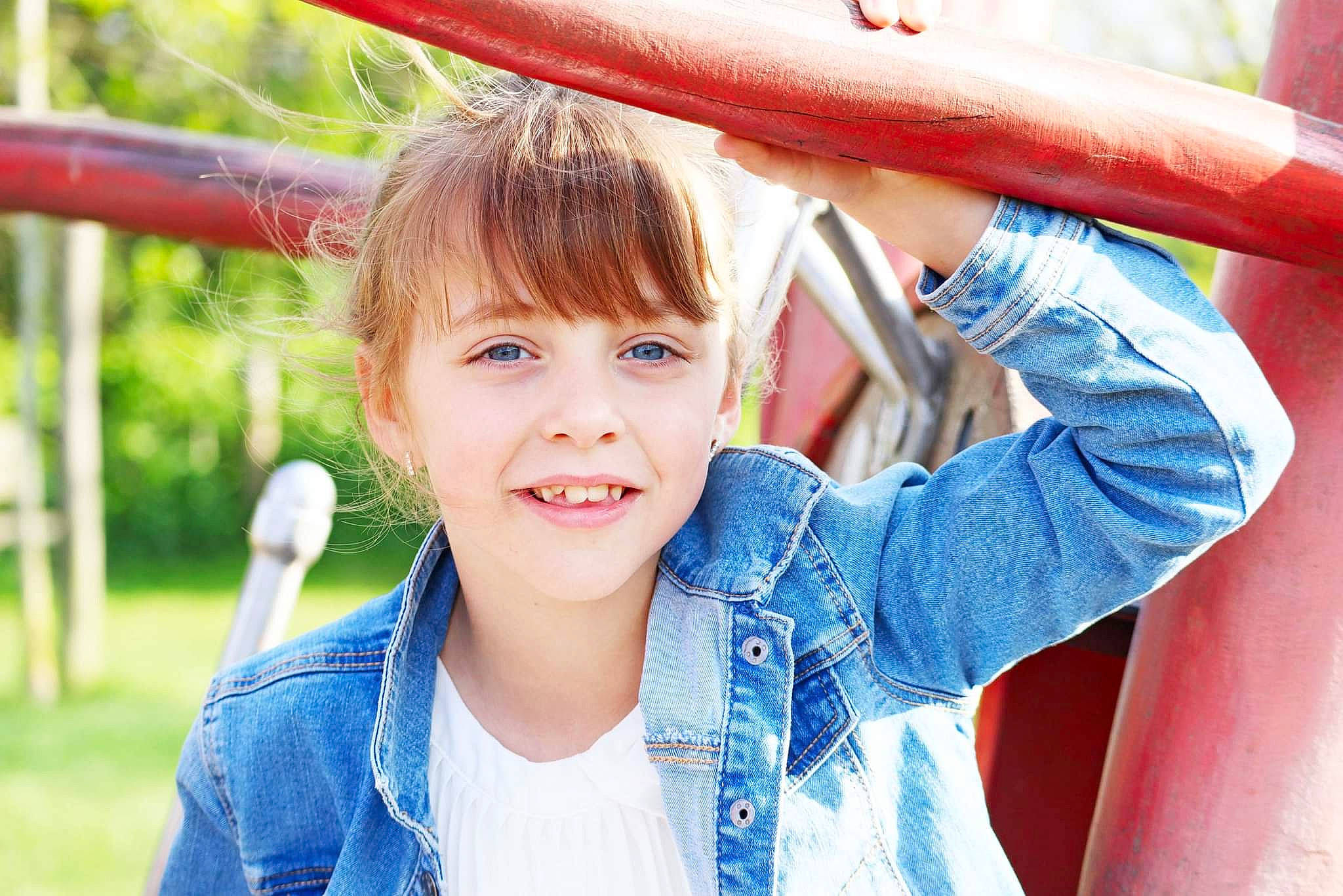Lylloo participe au concours pour gagner de l'argent avec cette photo : boats_and_boating_equipment_and_supplies, child, denim, electric_blue, facial_expression, fun, gesture, grass, happy, joy, leisure, organ, people, people_in_nature, person, photograph, recreation, skin, smile, t_shirt