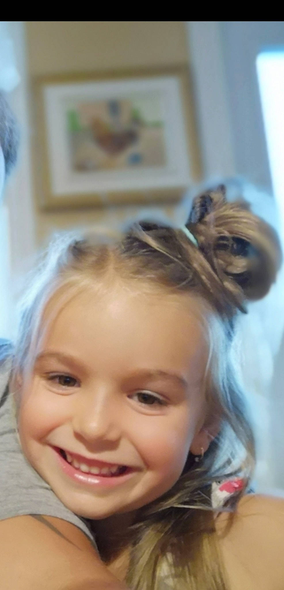 Madyson a rejoint le concours — aidez-le/la à gagner de superbes lots ! blond, brown_hair, cheek, chignon, close_up, ear, eyelash, fashion_accessory, forehead, fun, hairstyle, happy, headband, iris, joy, long_hair, makeover, nose, person, picture_frame