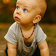 Lino participe au concours pour gagner de l'argent avec cette photo : baby, child, crawling, blue_eyes, necklace, beads, outdoor, golden_hour, bokeh, curious, face, hands, skin, short_hair, tshirt, nature, portrait, infant, cute, expression