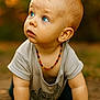 Lino a rejoint le concours — aidez-le/la à gagner de superbes lots ! baby, child, crawling, blue_eyes, necklace, beads, outdoor, golden_hour, bokeh, curious, face, hands, skin, short_hair, tshirt, nature, portrait, infant, cute, expression