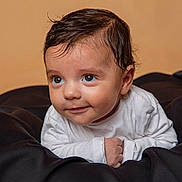 Adam participe au concours pour gagner de l'argent avec cette photo : baby, infant, face, eyes, hair, white_clothing, blanket, black_blanket, smile, cute, portrait, child, young, skin, head, expression, indoor, cozy, person, closeup