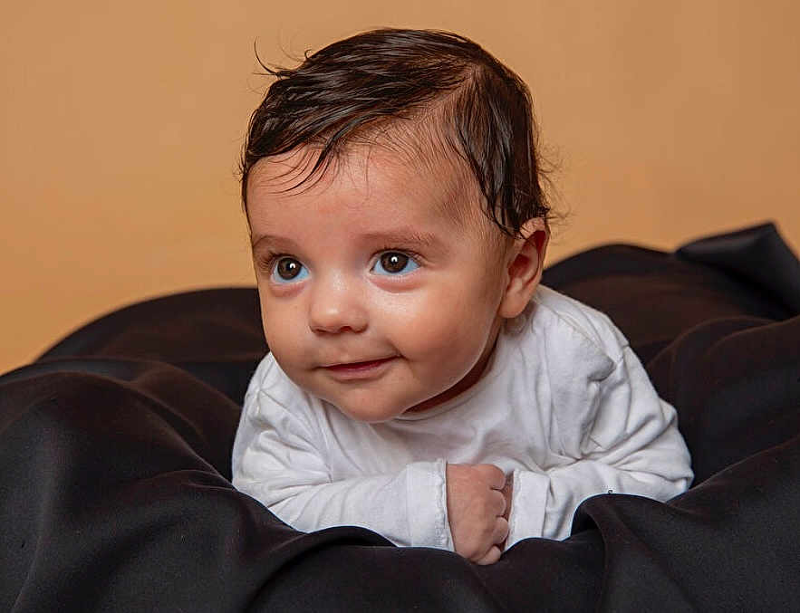 Adam participe au concours pour gagner de l'argent avec cette photo : baby, infant, face, eyes, hair, white_clothing, blanket, black_blanket, smile, cute, portrait, child, young, skin, head, expression, indoor, cozy, person, closeup
