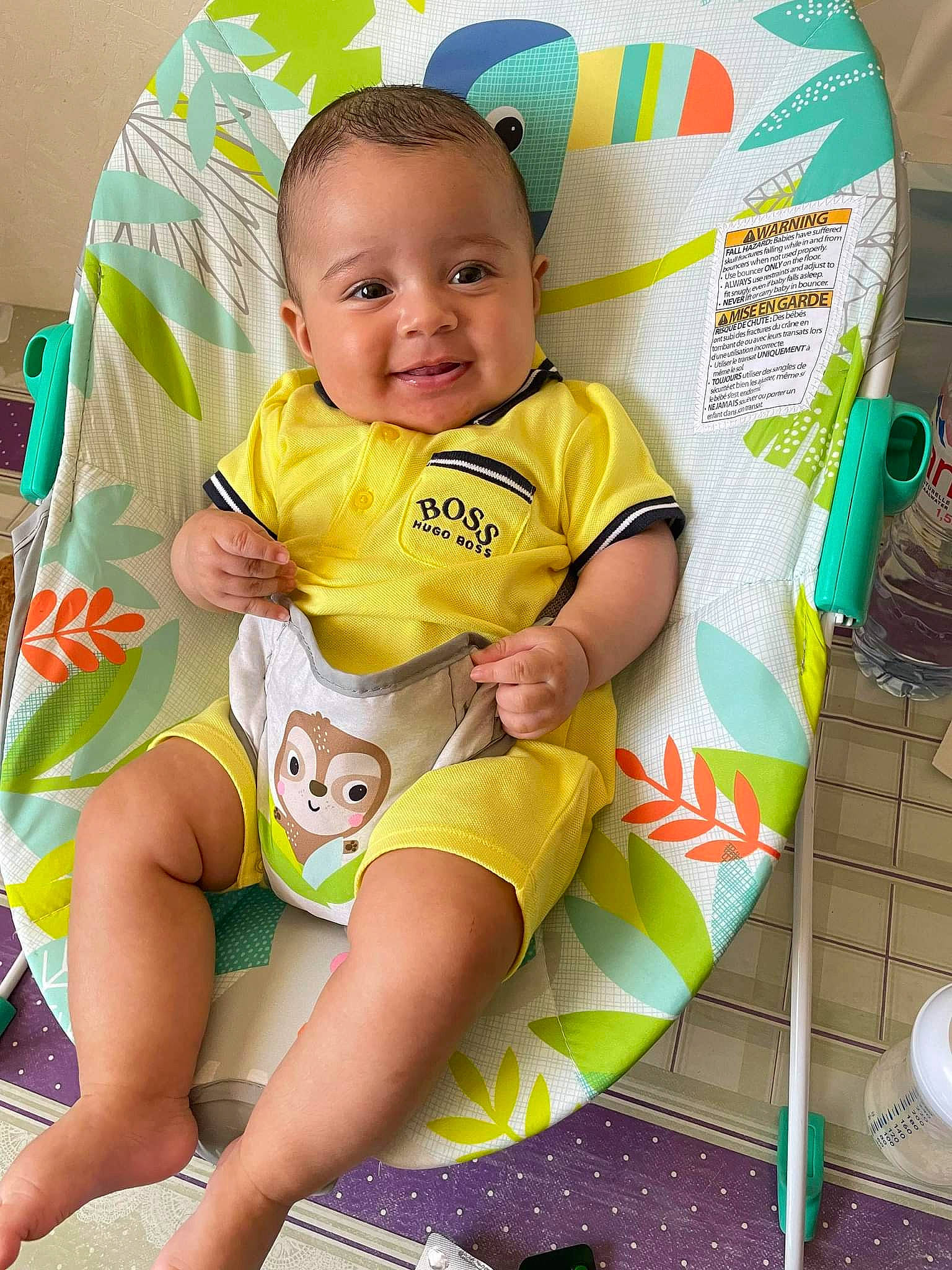 Kamil a rejoint le concours — aidez-le/la à gagner de superbes lots ! baby, baby_toddler_clothing, chair, cheek, child, comfort, facial_expression, finger, fun, happy, human_leg, joy, leg, person, sitting, skin, sleeve, smile, t_shirt, thigh