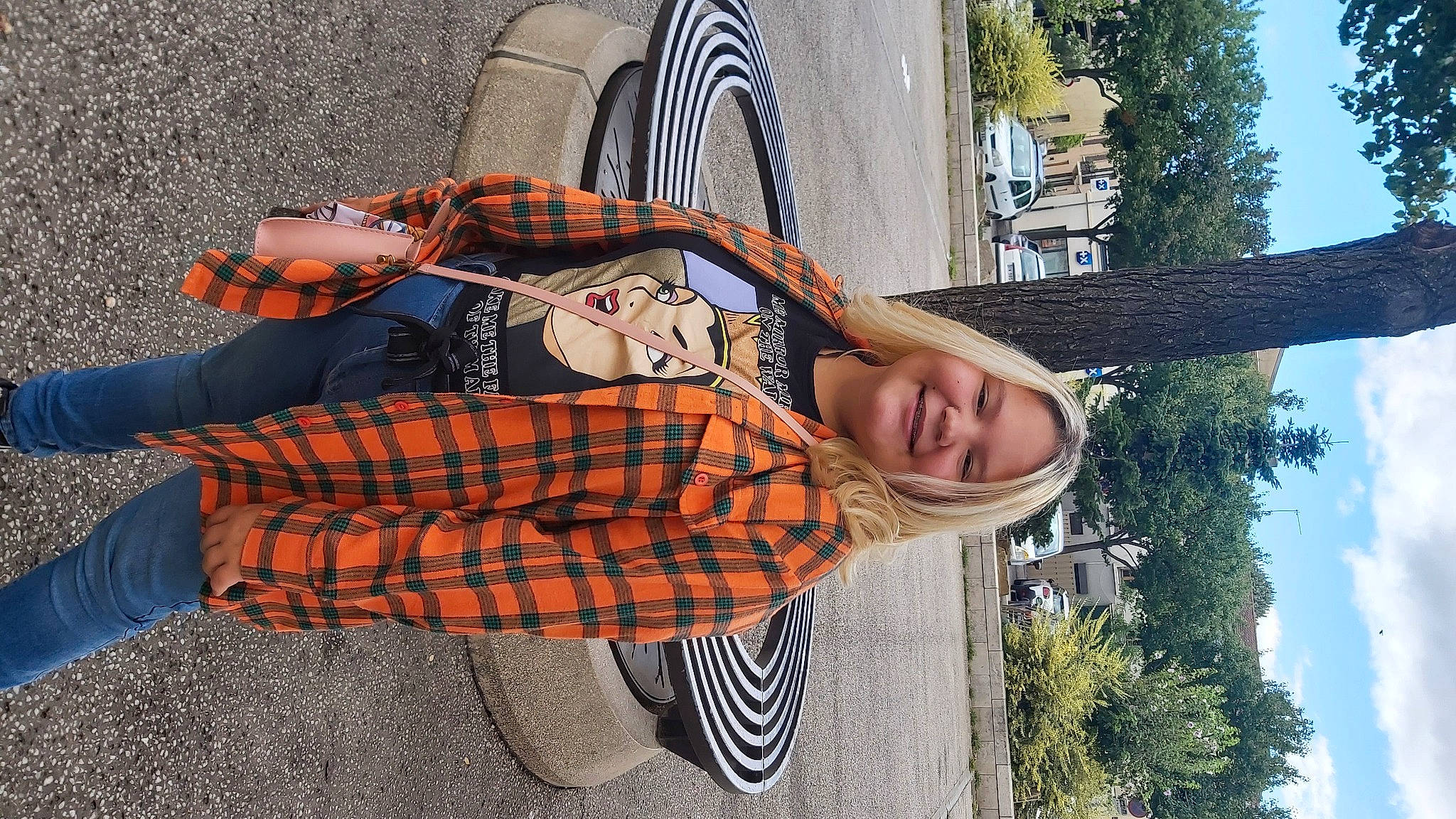 Loryne a rejoint le concours — aidez-le/la à gagner de superbes lots ! eyewear, fun, grass, happy, joy, leisure, pattern, person, plaid, plant, sitting, sky, smile, tartan, tire, travel, tree, vacation, white, woody_plant