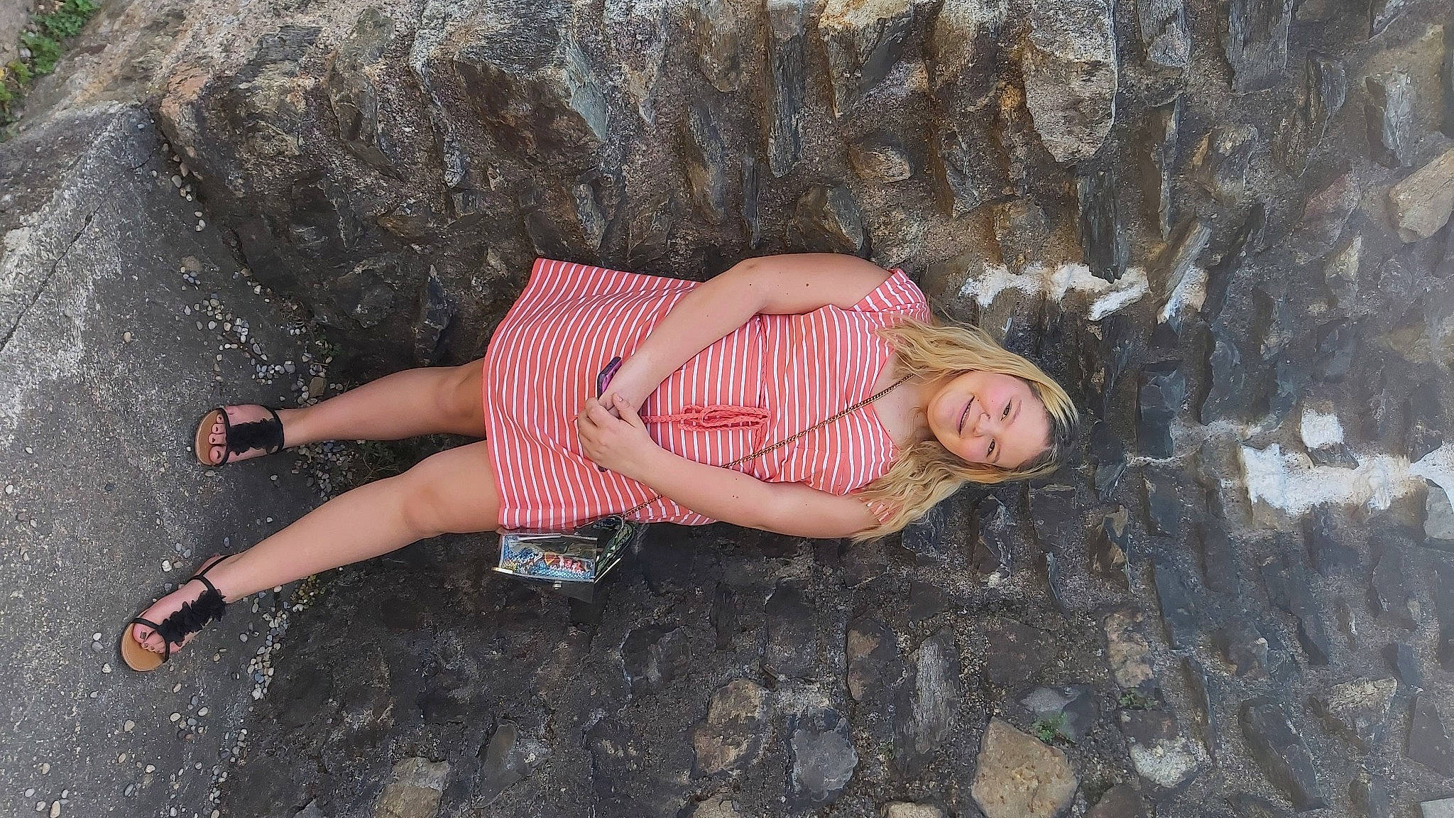 Loryne participe au concours pour gagner de l'argent avec cette photo : abdomen, barefoot, calf, carmine, foot, fun, grass, human_leg, joy, knee, leg, pattern, people_in_nature, person, pink, sandal, shorts, soil, sunglasses, thigh