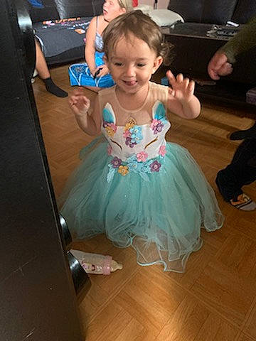 Louna a rejoint le concours — aidez-le/la à gagner de superbes lots ! baby_toddler_clothing, child, dress, entertainment, event, flooring, formal_wear, fun, gesture, happy, hardwood, human_body, joy, leisure, person, shoe, shoulder, skin, smile, thumb