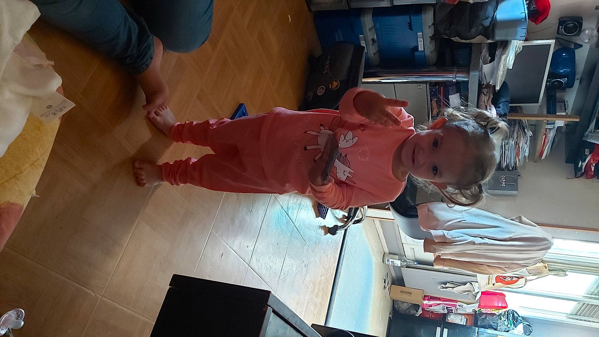 Louna a rejoint le concours — aidez-le/la à gagner de superbes lots ! child, cleanliness, elbow, engineering, flooring, fun, hardwood, hat, human_leg, knee, machine, person, room, toddler, walking_shoe, wood, wrist