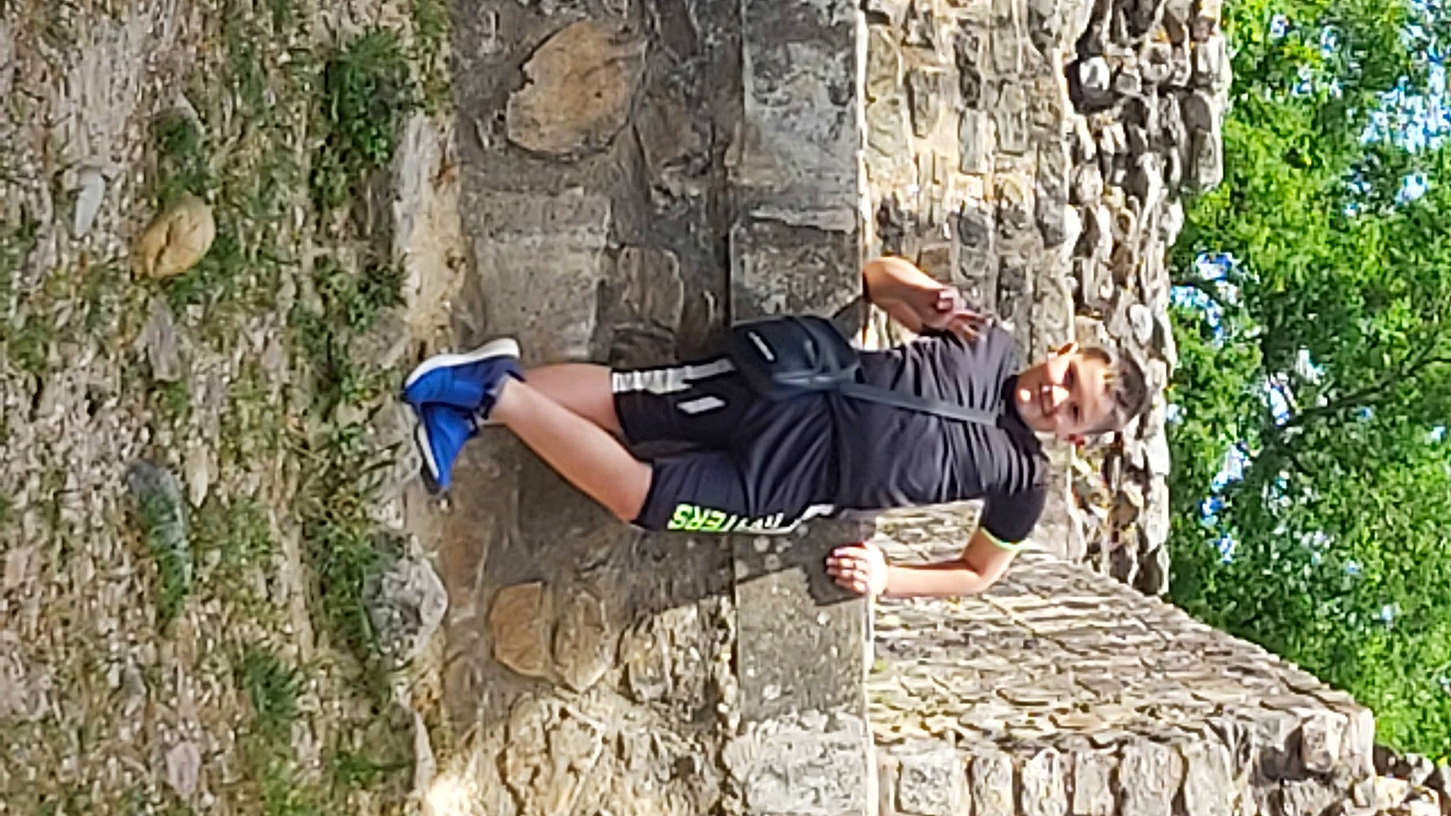 Ethan participe au concours pour gagner de l'argent avec cette photo : bedrock, elbow, electric_blue, grass, happy, human_leg, joy, knee, leg, leisure, people_in_nature, person, plant, recreation, rock, shorts, t_shirt, thigh, tree, trunk