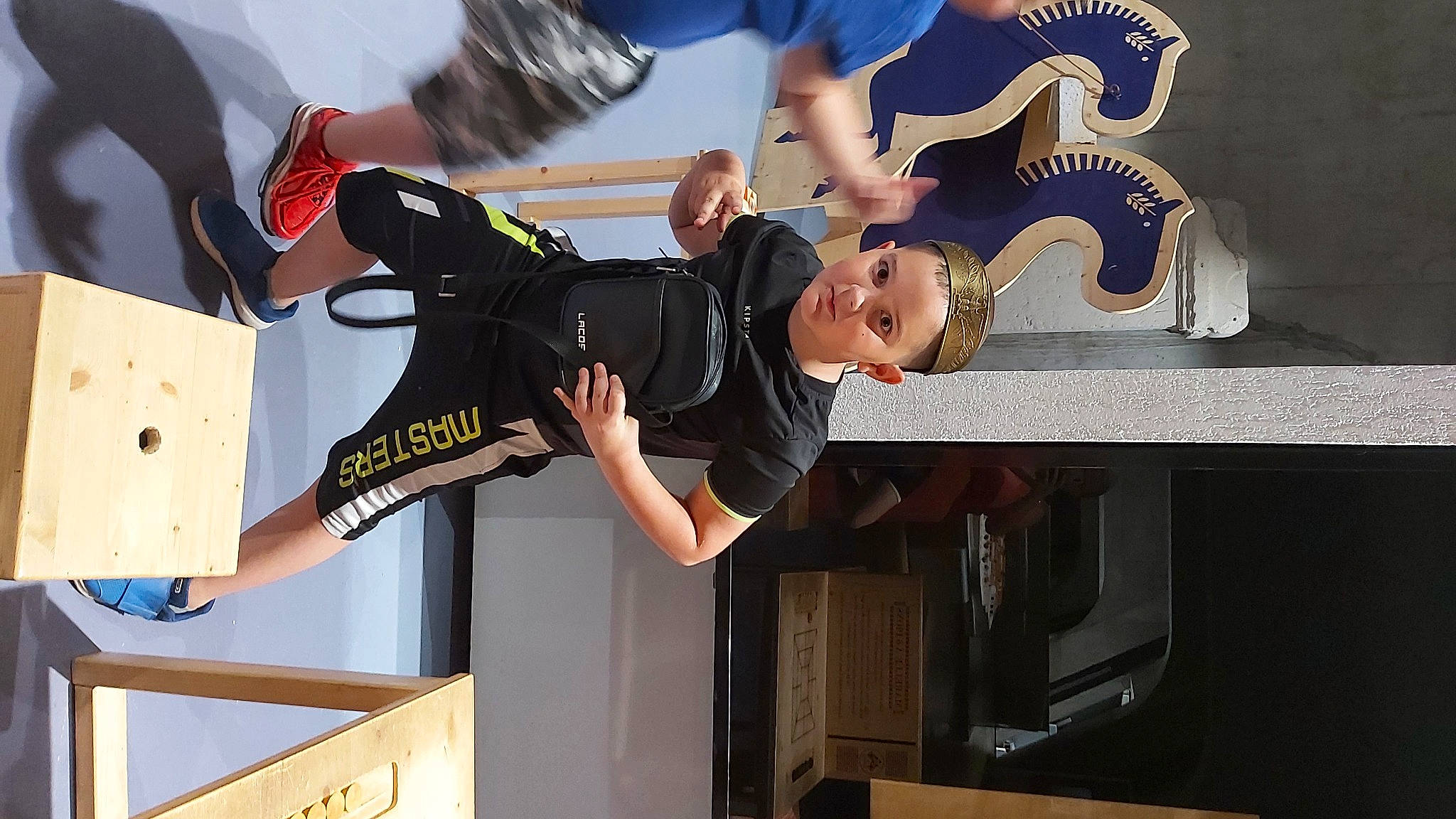 Ethan participe au concours pour gagner de l'argent avec cette photo : elbow, event, fun, happy, headwear, leisure, person, personal_protective_equipment, recreation, room, shorts, sportswear, t_shirt