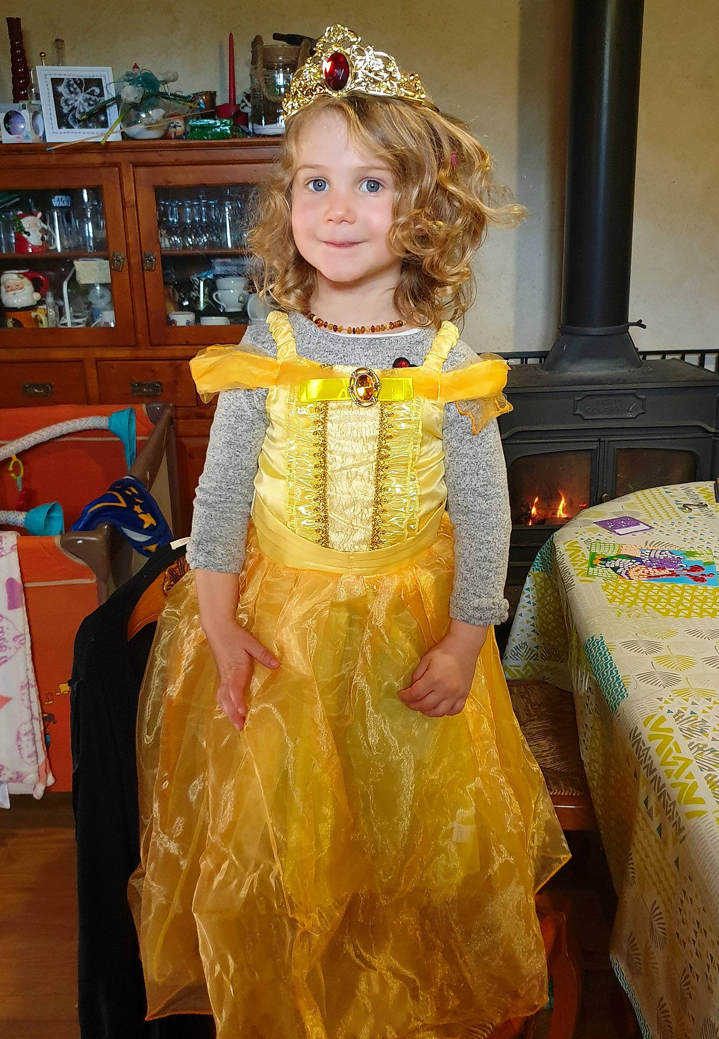Lilly a rejoint le concours — aidez-le/la à gagner de superbes lots ! child, clothing, cosplay, costume, costume_design, dress, fashion, fashion_design, gown, joy, person, smile, toddler, yellow