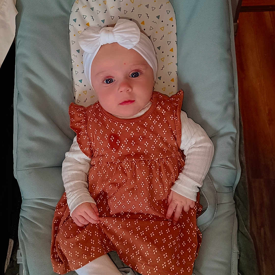 Lou participe au concours pour gagner de l'argent avec cette photo : baby, bed, bonnet, cap, chair, clothing, couch, cradle, crib, cushion, face, furniture, hardwood, hat, head, homedecor, infantbed, newborn, person, wood