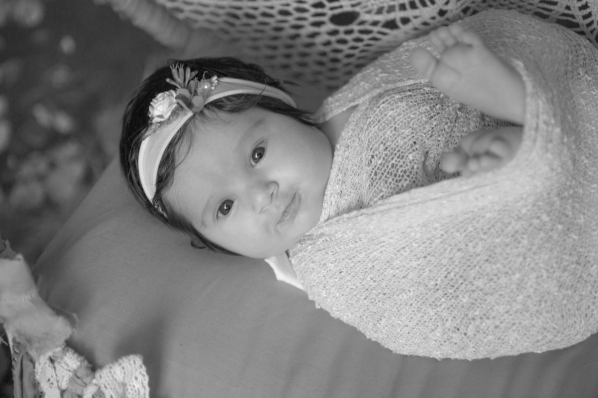 Noëlya participe au concours pour gagner de l'argent avec cette photo : baby, black_and_white, child, cloud, eye, face, flash_photography, grass, happy, headwear, interaction, iris, lip, monochrome, people_in_nature, person, plant, skin, smile, style