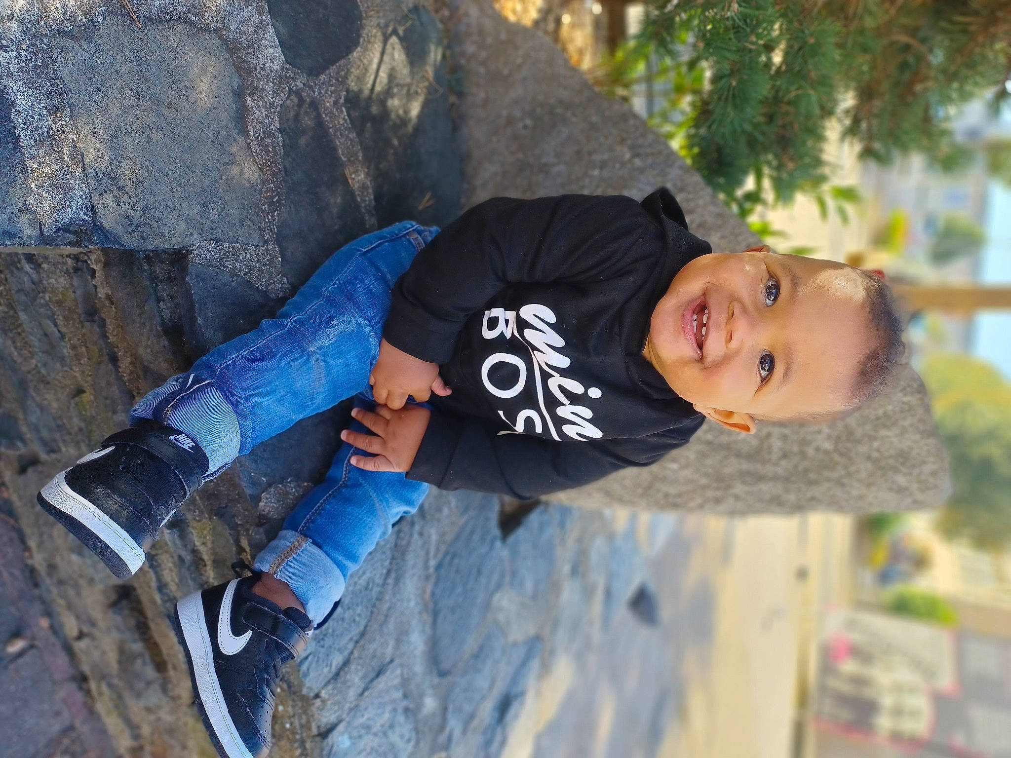 Tiago participe au concours pour gagner de l'argent avec cette photo : child, denim, electric_blue, flash_photography, fun, grass, happy, joy, leisure, people_in_nature, person, plant, play, recreation, rock, smile, street_fashion, toddler, tree, vacation