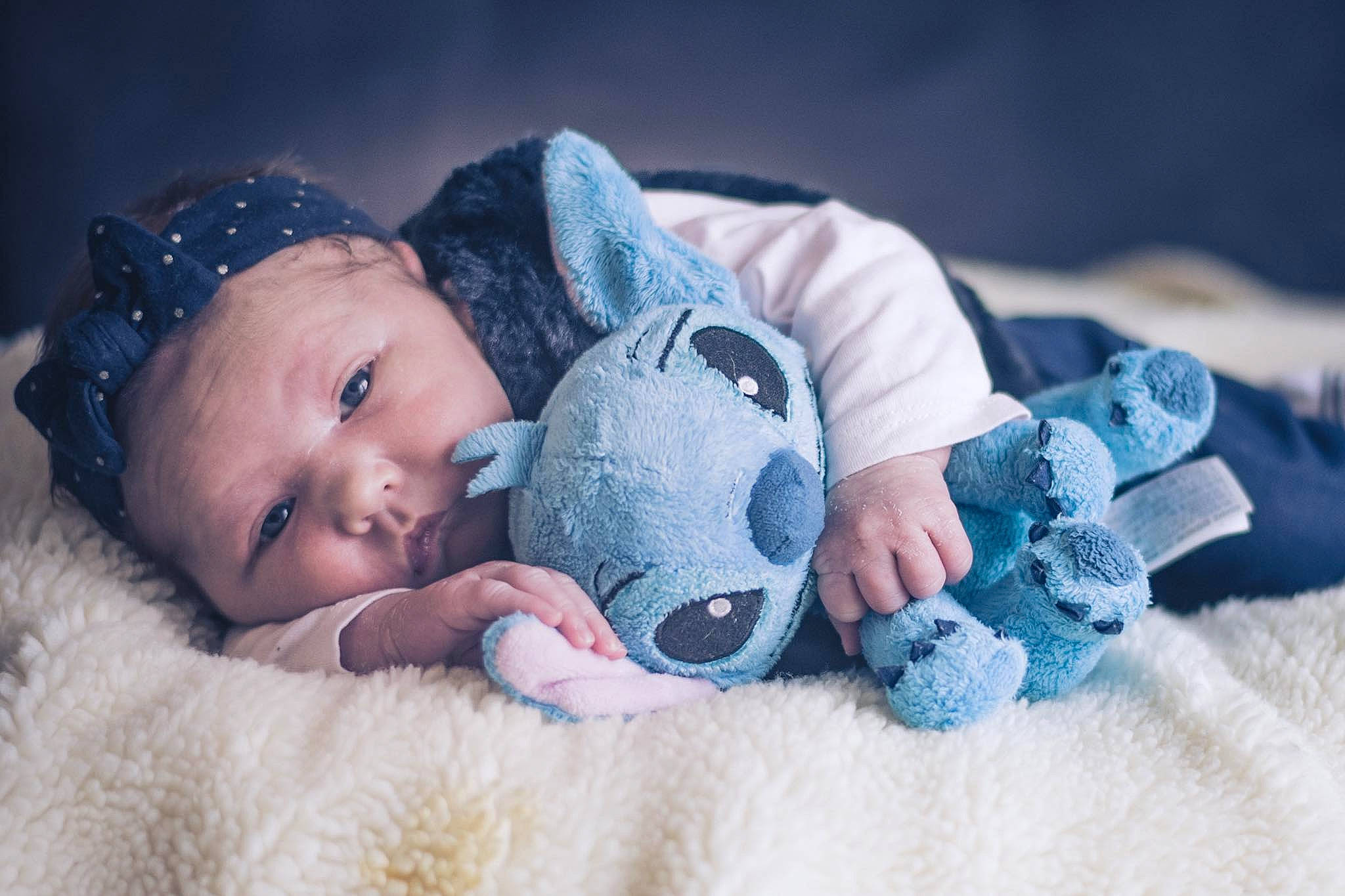 Alyssa participe au concours pour gagner de l'argent avec cette photo : baby, baby_sleeping, baby_toddler_clothing, bedtime, child, comfort, flash_photography, fur, grass, hand, happy, hat, linens, person, plush, purple, skin, stuffed_toy, teddy_bear, toddler