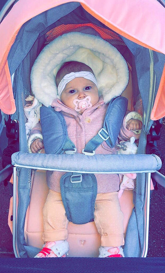 Nëhya participe au concours pour gagner de l'argent avec cette photo : baby, baby_carriage, baby_toddler_clothing, blue, chair, child, comfort, facial_expression, fun, headwear, human_body, infant_bed, lap, mouth, organ, person, pink, product, purple, skin