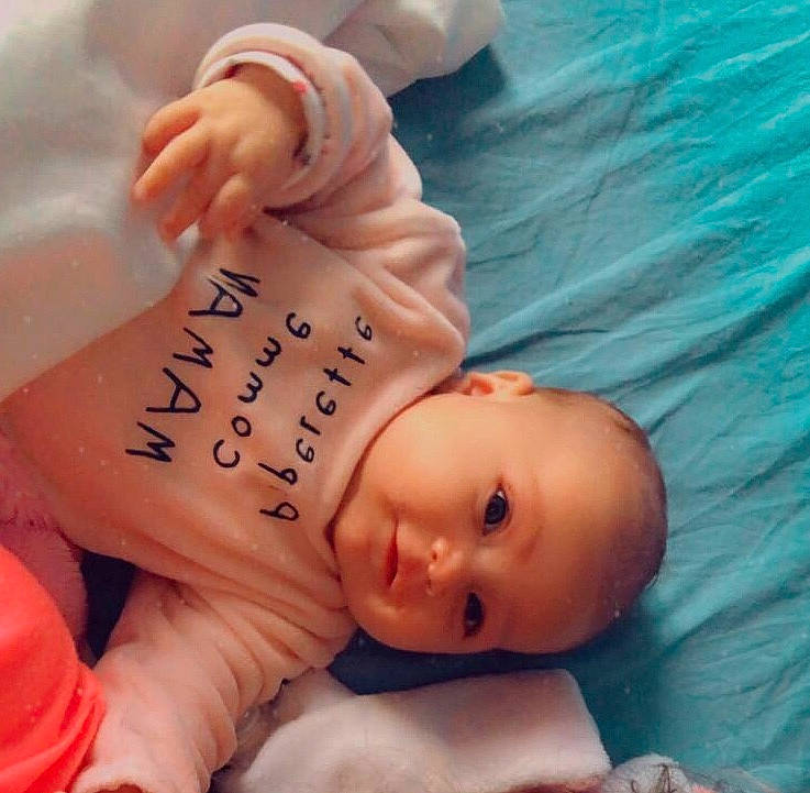 Nëhya a rejoint le concours — aidez-le/la à gagner de superbes lots ! baby, baby_products, baby_toddler_clothing, cheek, child, comfort, eyebrow, eyelash, finger, flesh, gesture, hand, happy, linens, nail, nose, person, skin, thumb, toddler