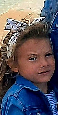 Giuliana a rejoint le concours — aidez-le/la à gagner de superbes lots ! child, ear, electric_blue, eyebrow, eyelash, face, fashion_accessory, fun, happy, hearing, pattern, person, portrait_photography, smile, toddler, travel