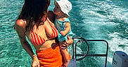 Maë a rejoint le concours — aidez-le/la à gagner de superbes lots ! baby, bikini, boat, child, clouds, holding, nature, ocean, outdoor, person, portrait, shorts, sky, summer, sunhat, sunshine, travel, vacation, water, woman