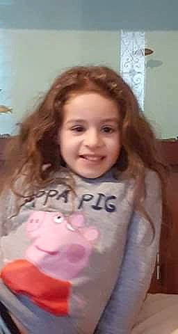 Selena participe au concours pour gagner de l'argent avec cette photo : brown_hair, cheek, child, ear, face, forehead, hair, hair_coloring, happy, head, joy, lip, long_hair, neck, person, pink, smile, toddler