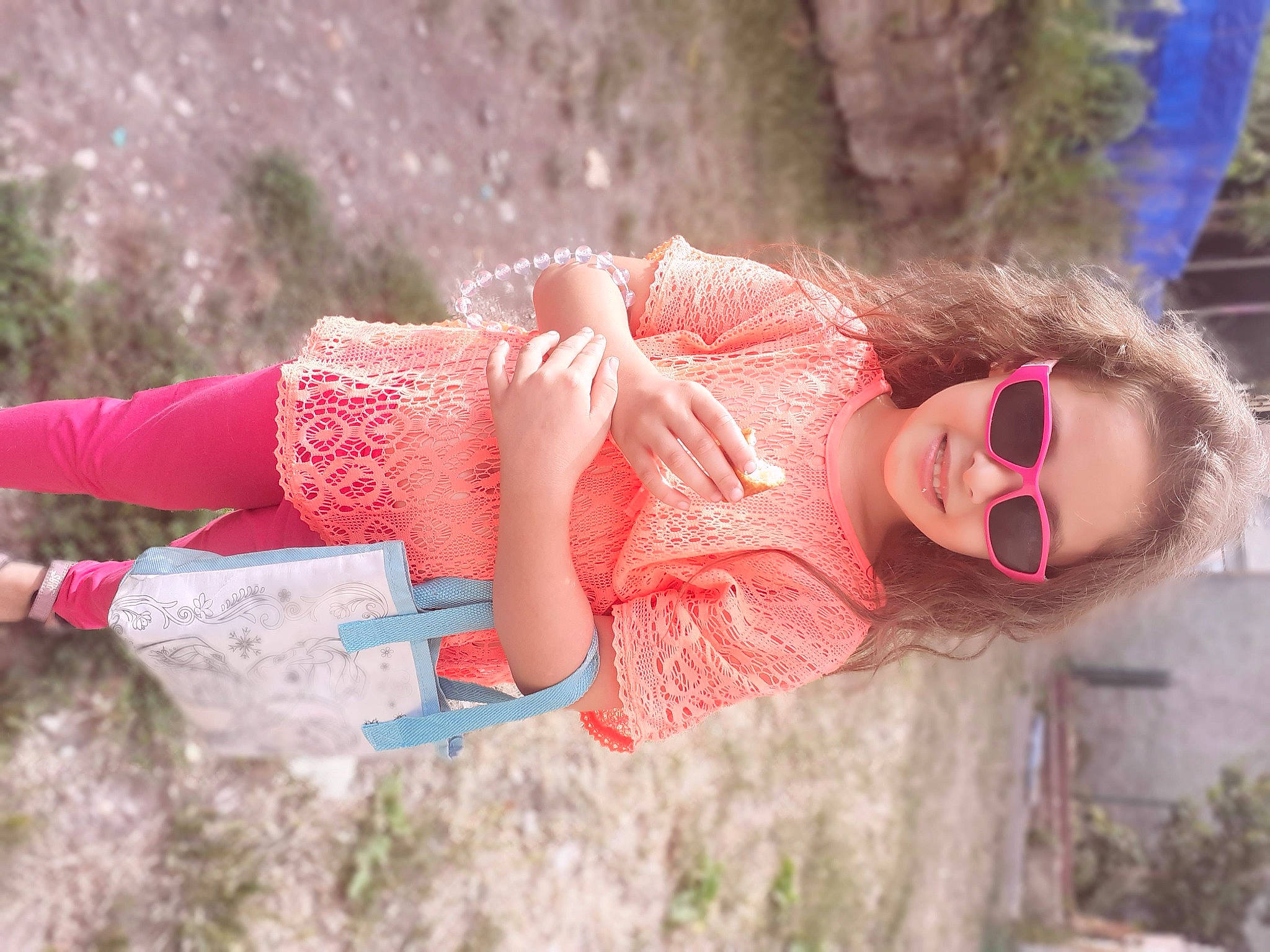 Selena a rejoint le concours — aidez-le/la à gagner de superbes lots ! child, joy, person, pink, spring, tree