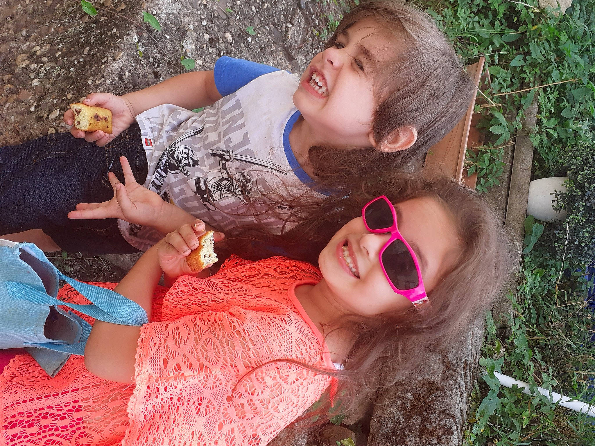 Selena a rejoint le concours — aidez-le/la à gagner de superbes lots ! eyewear, fun, glasses, grass, happy, joy, leisure, person, plant, recreation, smile, summer, sunglasses, tree, vacation, vision_care