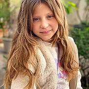 Aylin a rejoint le concours — aidez-le/la à gagner de superbes lots ! child, girl, portrait, smile, long_hair, blonde, outdoor, vest, sweatshirt, casual_clothing, nature, greenery, young, face, person, happy, daylight, fashion, cute, friendly