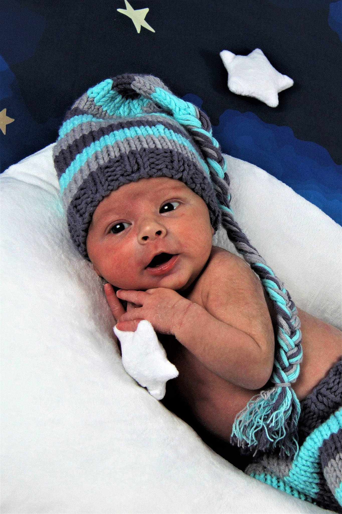 Valentino a rejoint le concours — aidez-le/la à gagner de superbes lots ! baby, baby_products, baby_sleeping, baby_toddler_clothing, beanie, cap, child, comfort, event, fashion_accessory, freezing, fur, happy, headgear, headwear, knit_cap, linens, person, textile, toddler