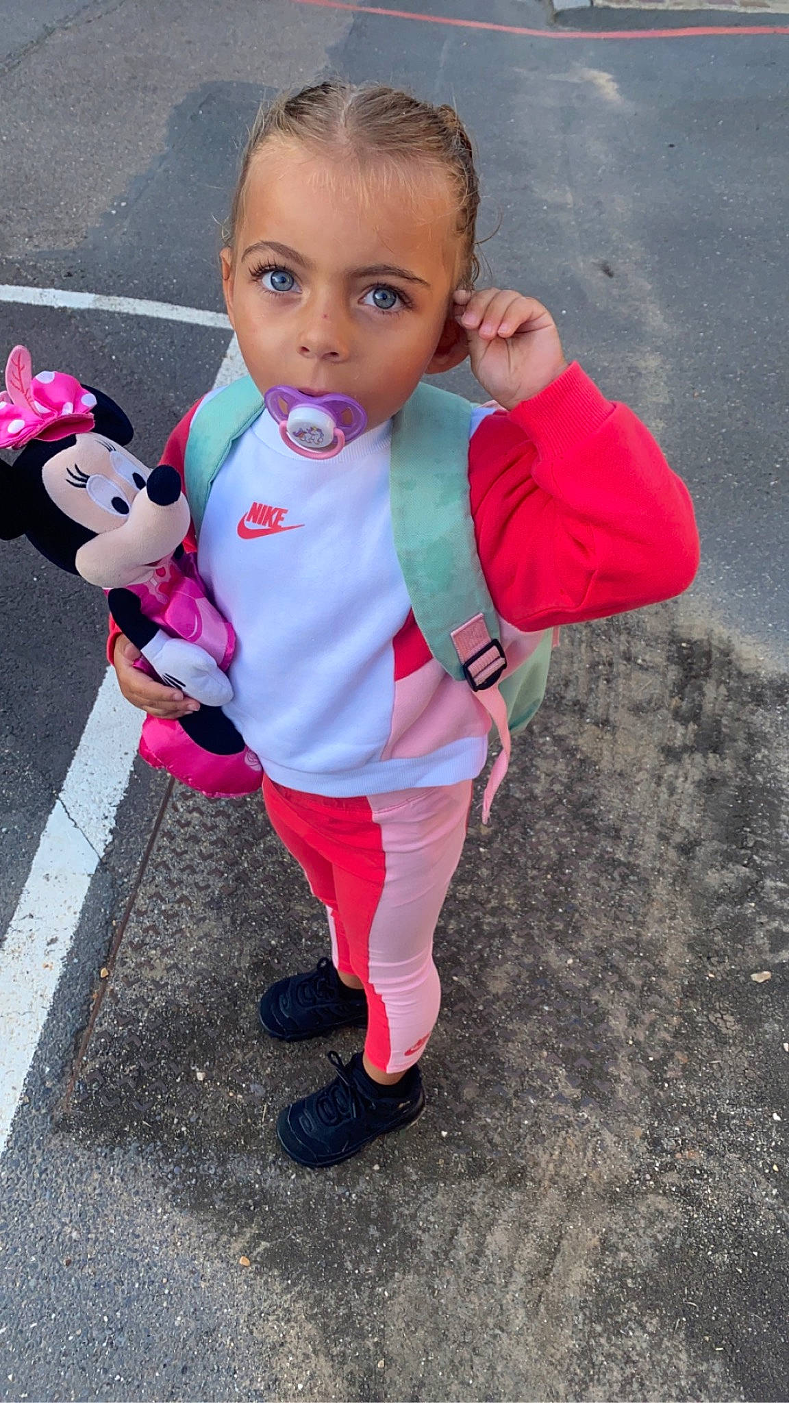 Keyliãh participe au concours pour gagner de l'argent avec cette photo : arm, asphalt, baby, baby_toddler_clothing, child, eye, fun, gesture, grass, happy, magenta, nose, person, personal_protective_equipment, pink, play, recreation, sleeve, t_shirt, toddler