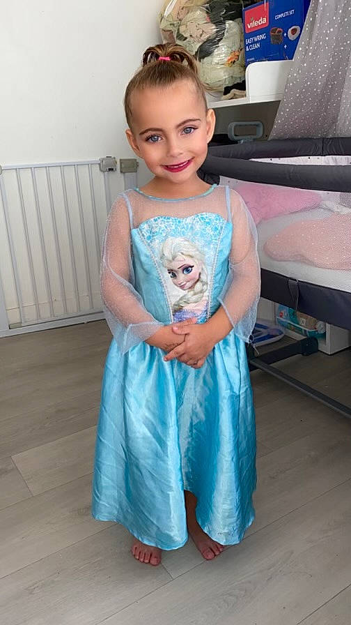 Keyliãh participe au concours pour gagner de l'argent avec cette photo : child, day_dress, dress, electric_blue, event, fashion_design, flooring, formal_wear, gown, hairstyle, happy, joy, neck, one_piece_garment, pattern, person, shoulder, skin, sleeve, smile