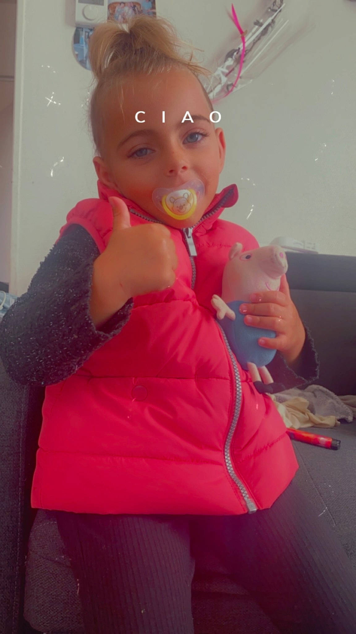 Keyliãh participe au concours pour gagner de l'argent avec cette photo : baby, baby_products, baby_toddler_clothing, child, comfort, fashion_accessory, finger, fun, happy, headpiece, human_leg, magenta, party_supply, person, pink, sitting, sleeve, standing, textile, thigh