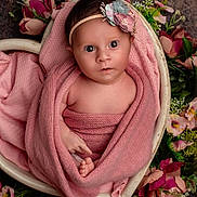 Maëlya a rejoint le concours — aidez-le/la à gagner de superbes lots ! baby, infant, pink_blanket, headband, flower, flower_arrangement, heart_shaped_bowl, wrapped, cute, newborn, portrait, looking_at_camera, soft_texture, skin, child, indoor, decorative, adorable, toddler, baby_photography