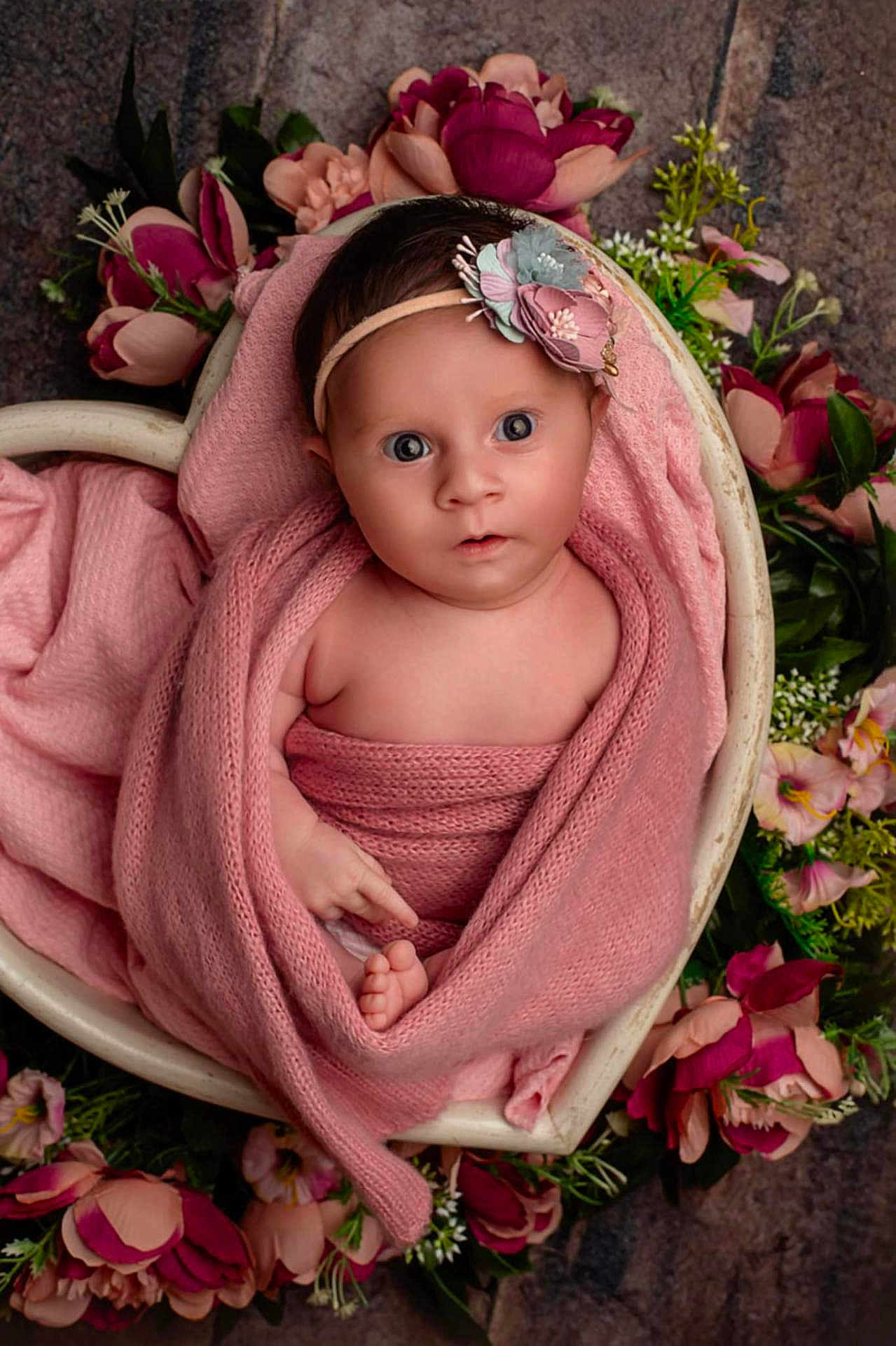 Maëlya a rejoint le concours — aidez-le/la à gagner de superbes lots ! baby, infant, pink_blanket, headband, flower, flower_arrangement, heart_shaped_bowl, wrapped, cute, newborn, portrait, looking_at_camera, soft_texture, skin, child, indoor, decorative, adorable, toddler, baby_photography