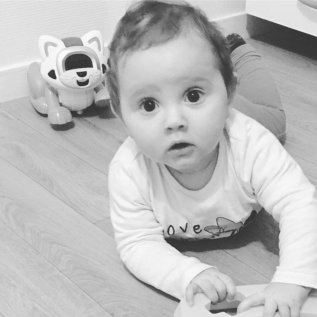 Leïla participe au concours pour gagner de l'argent avec cette photo : black, black_and_white, cheek, child, emotion, eye, face, facial_expression, head, infant, monochrome_photography, nose, person, photograph, photography, sitting, skin, smile, surprise, toddler