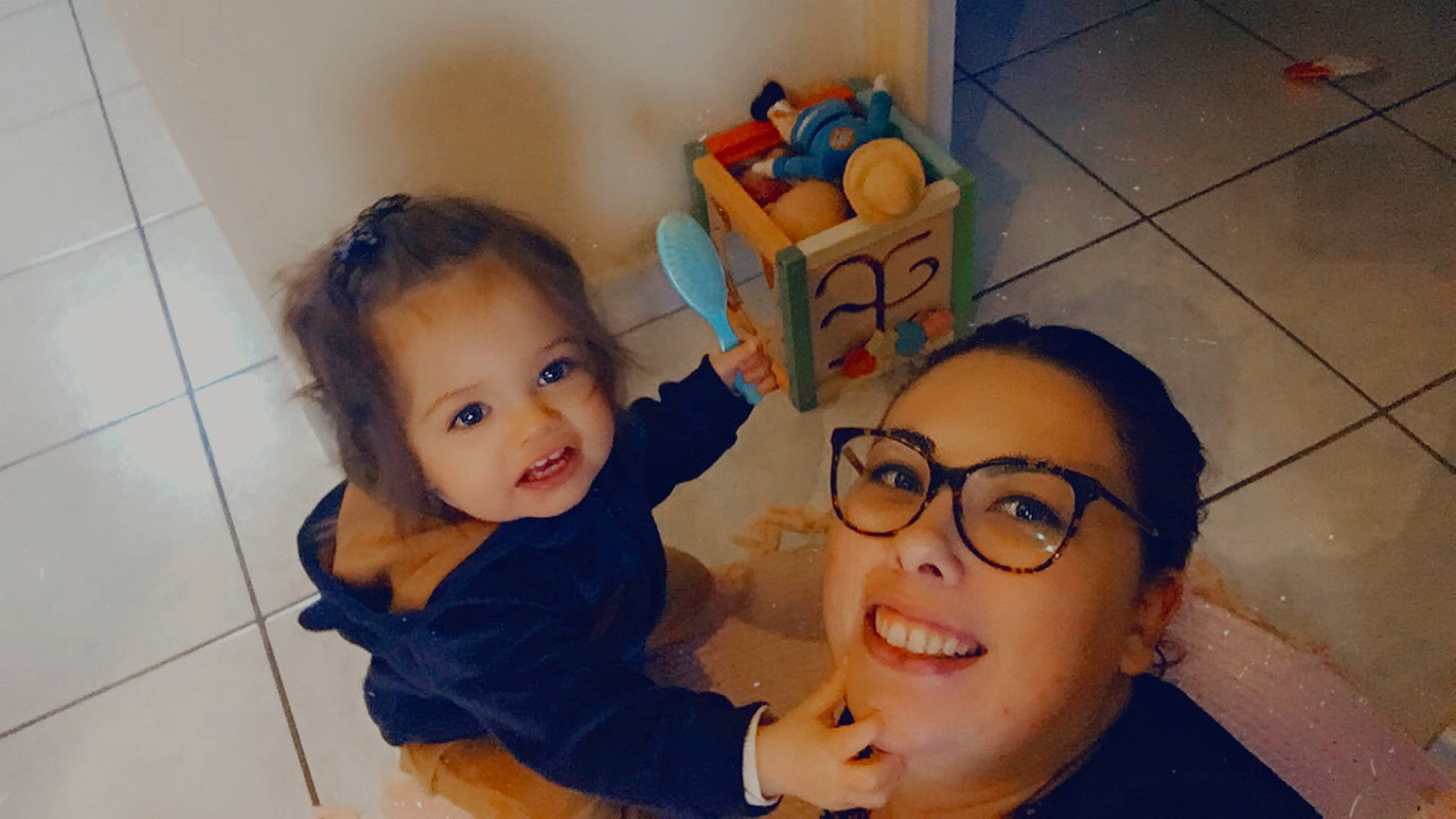 Maëva participe au concours pour gagner de l'argent avec cette photo : baby, cheek, child, event, eyewear, flooring, fun, gesture, glasses, happy, joy, leisure, mouth, nose, person, room, skin, smile, t_shirt, toddler