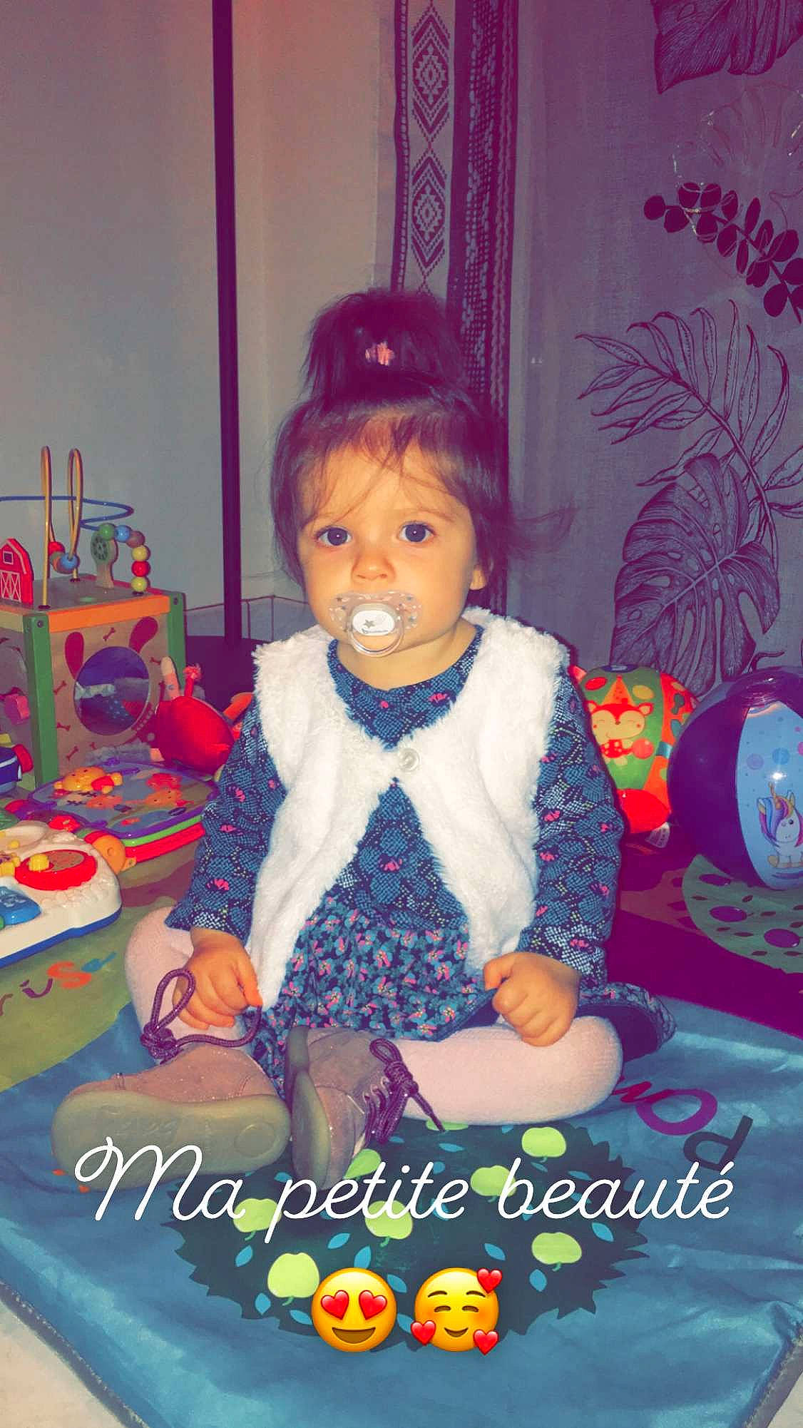 Maëva a rejoint le concours — aidez-le/la à gagner de superbes lots ! baby, baby_toddler_clothing, chair, child, doll, event, fun, happy, magenta, pattern, person, photo_caption, pink, play, purple, room, sitting, sugar_cake, sweetness, toddler