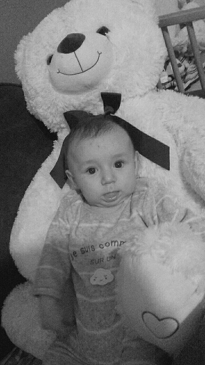 Isaak participe au concours pour gagner de l'argent avec cette photo : baby, baby_toddler_clothing, black, black_and_white, cheek, eye, happy, headgear, human_body, monochrome, nose, organ, person, photograph, skin, style, textile, toddler, toy, vertebrate