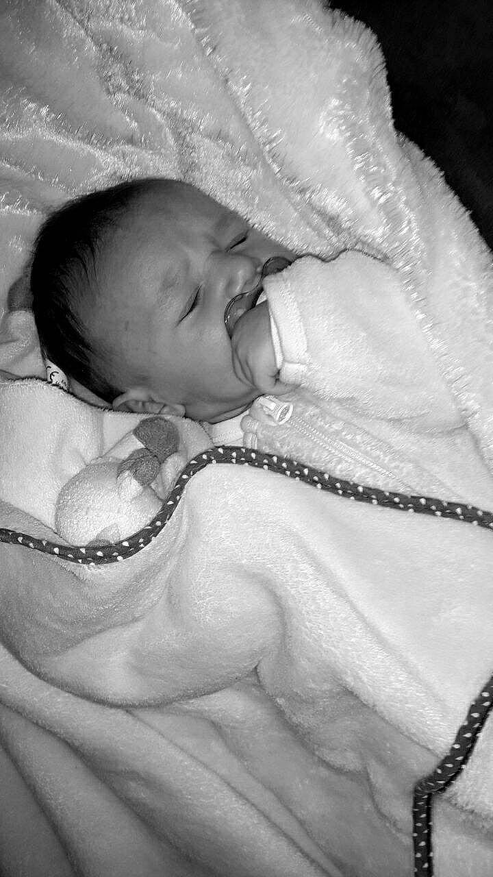 Isaak a rejoint le concours — aidez-le/la à gagner de superbes lots ! baby, baby_products, baby_toddler_clothing, black, cheek, child, comfort, event, flash_photography, happy, human_body, iris, jewellery, lip, monochrome, monochrome_photography, person, sitting, skin, toddler