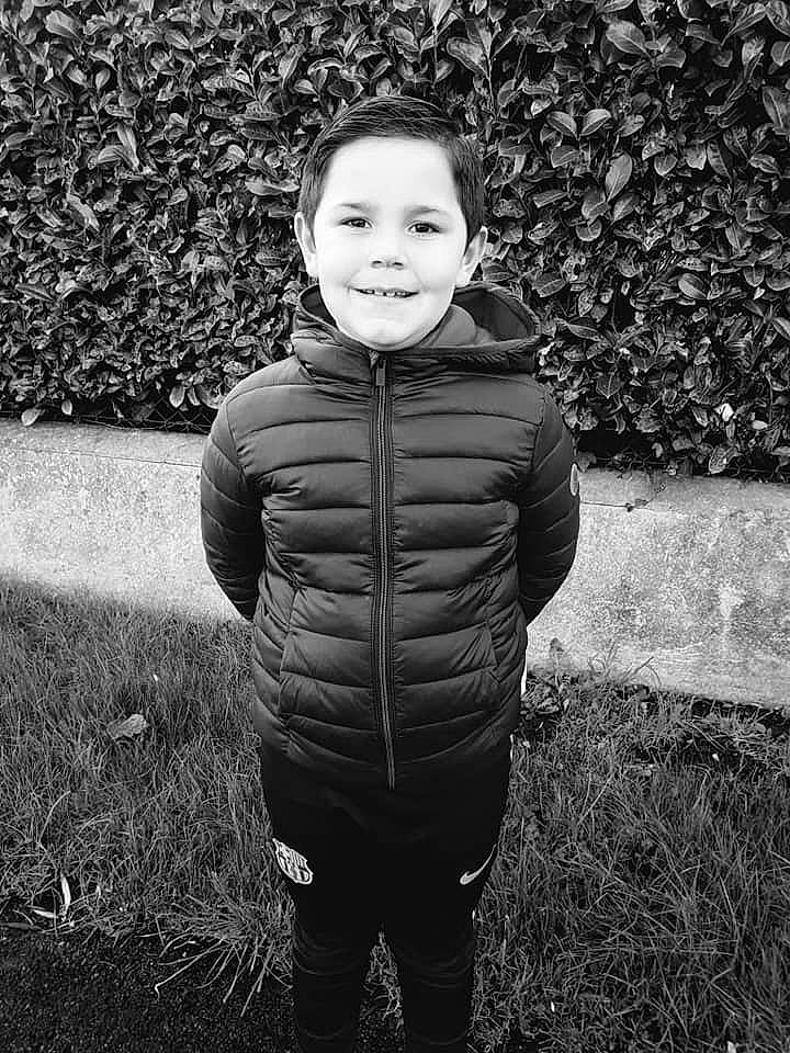 Youness participe au concours pour gagner de l'argent avec cette photo : black, black_and_white, face, facial_expression, flash_photography, gesture, grass, grey, hair, happy, jacket, joy, outerwear, people_in_nature, person, photograph, plant, sleeve, smile, style