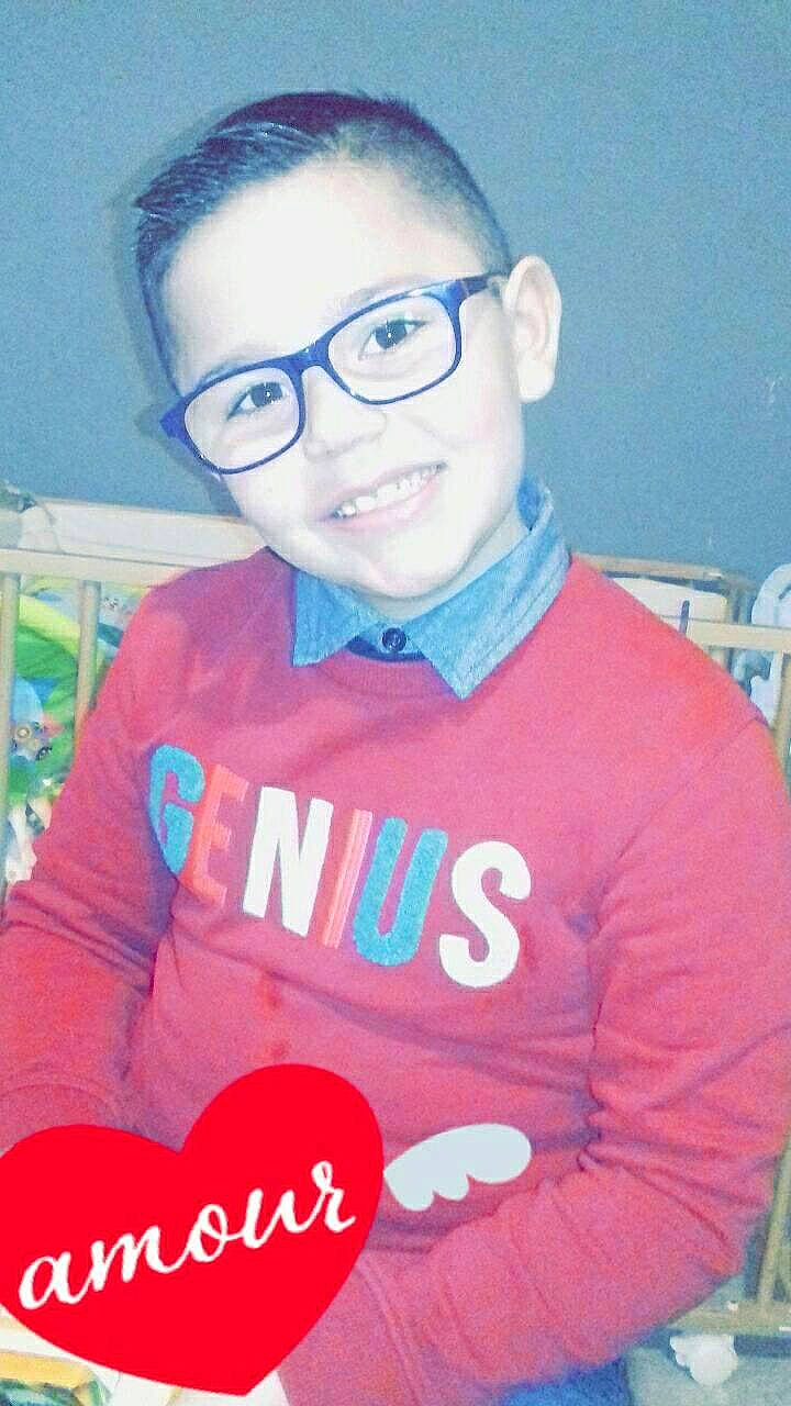 Youness a rejoint le concours — aidez-le/la à gagner de superbes lots ! cheek, child, cool, electric_blue, eyewear, forehead, fun, glasses, hairstyle, happy, head, jaw, joy, mouth, neck, organ, person, personal_protective_equipment, sleeve, smile