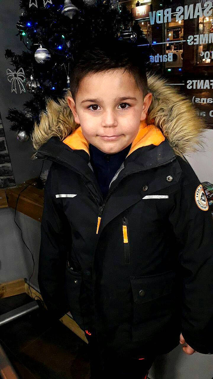 Youness a rejoint le concours — aidez-le/la à gagner de superbes lots ! beauty, button, christmas_tree, collar, electric_blue, event, flash_photography, formal_wear, fun, hairstyle, happy, holiday, holiday_ornament, jacket, official, ornament, person, sleeve, smile, snapshot