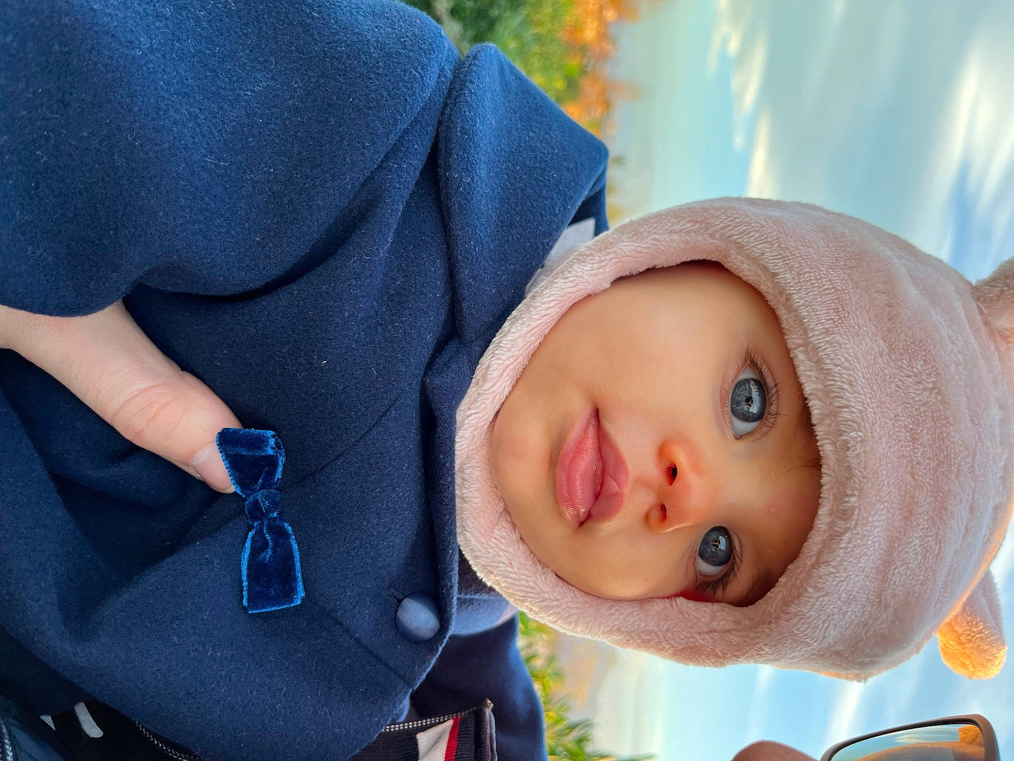 Diana participe au concours pour gagner de l'argent avec cette photo : baby, cap, cheek, eye, eyelash, face, gesture, grass, happy, hat, headwear, human_body, iris, lip, nose, outerwear, person, plant, sun_hat, toddler