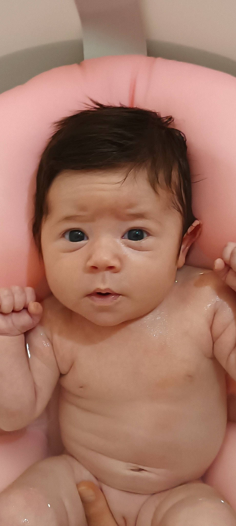 Mya a rejoint le concours — aidez-le/la à gagner de superbes lots ! arm, cheek, chin, eye, eyebrow, eyelash, face, forehead, gesture, hair, hand, head, human_body, iris, lip, mouth, muscle, neck, nose, person