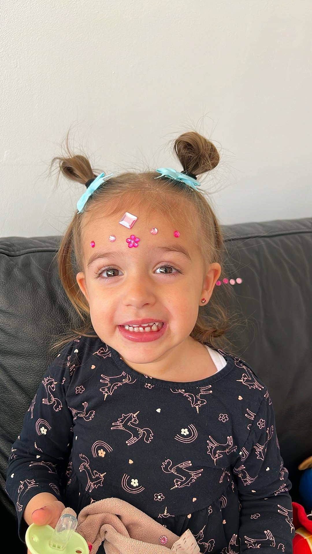 Elena a rejoint le concours — aidez-le/la à gagner de superbes lots ! baby_toddler_clothing, cheek, child, ear, event, eye, eyelash, fashion_accessory, flash_photography, fun, hair_accessory, happy, headband, headpiece, human_body, iris, joy, person, pink, sleeve