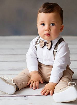 Léo a rejoint le concours — aidez-le/la à gagner de superbes lots ! baby, baby_toddler_clothing, blazer, bow_tie, child, collar, dress_shirt, fashion_design, flash_photography, flooring, formal_wear, happy, knee, person, sitting, sleeve, t_shirt, tie, toddler, uniform