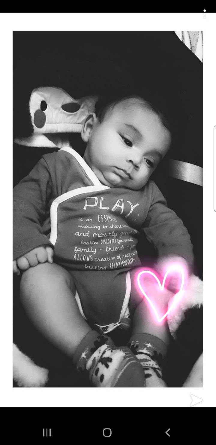 Kenny participe au concours pour gagner de l'argent avec cette photo : baby, baby_toddler_clothing, black, child, comfort, facial_expression, flash_photography, font, happy, monochrome_photography, person, photo_caption, photograph, product, sitting, sleeve, snapshot, style, t_shirt, technology