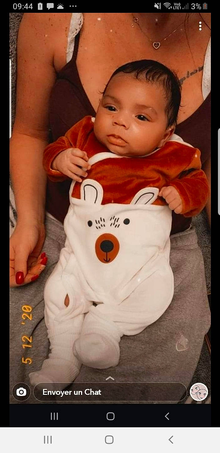 Kenny a rejoint le concours — aidez-le/la à gagner de superbes lots ! baby, baby_products, baby_toddler_clothing, cheek, child, comfort, face, facial_expression, flash_photography, happy, head, orange, organ, people, person, product, sitting, skin, sleeve, smile