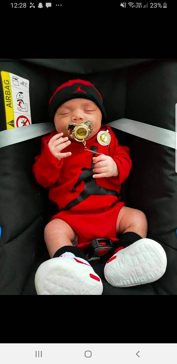 Kenny a rejoint le concours — aidez-le/la à gagner de superbes lots ! baby, baby_carriage, baby_products, baby_safety, baby_toddler_clothing, carmine, comfort, event, hat, headwear, holiday, human_leg, knee, lap, person, shoe, sitting, sleeve, sneakers, sock