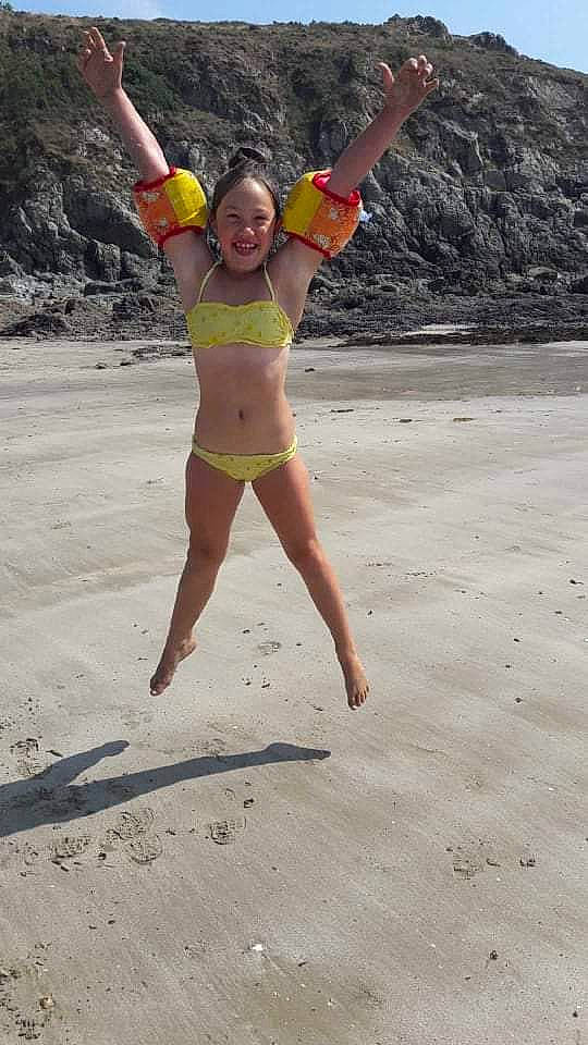 Yasmine a rejoint le concours — aidez-le/la à gagner de superbes lots ! abdomen, arm, barefoot, brassiere, chest, fun, gesture, happy, human_body, human_leg, joy, leg, navel, people_in_nature, people_on_beach, person, swimsuit_top, swimwear, thigh, travel