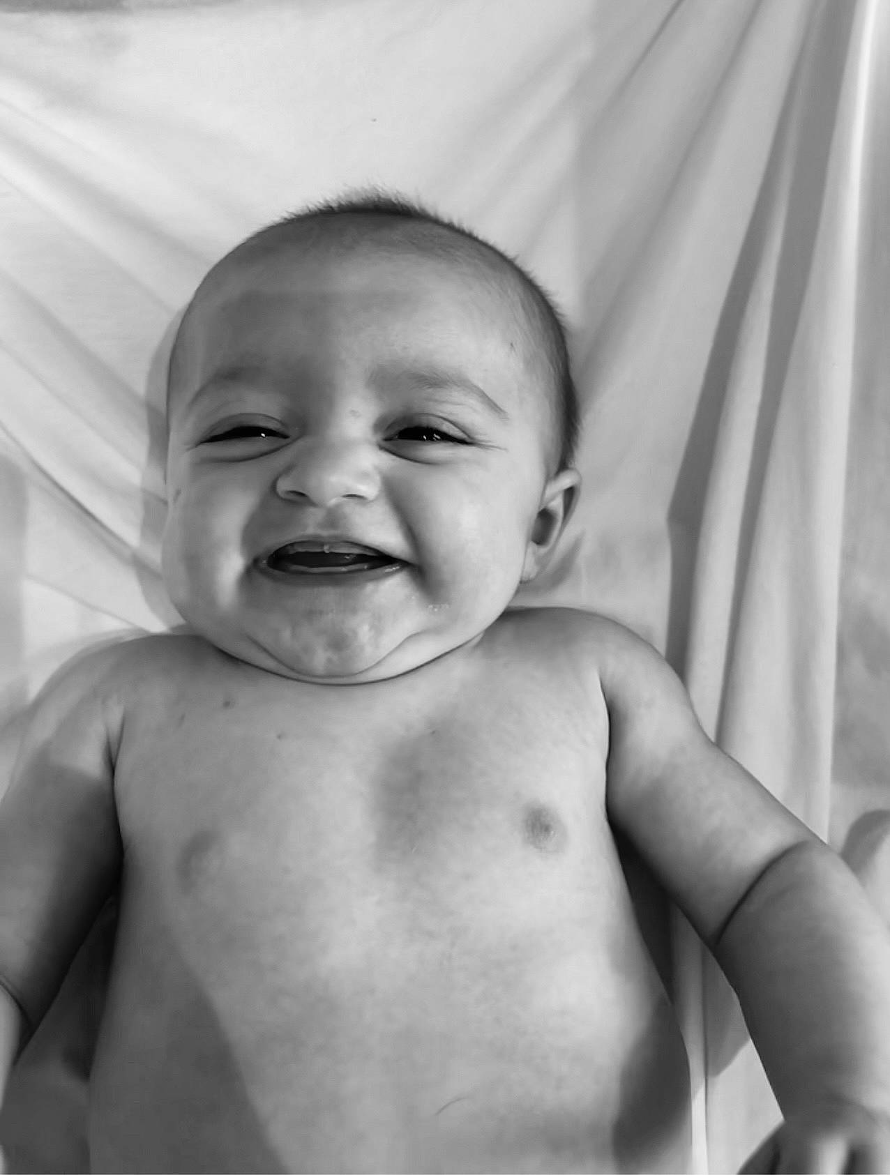 Elena participe au concours pour gagner de l'argent avec cette photo : arm, baby, cheek, chin, eye, eyebrow, eyelash, forehead, gesture, happy, head, human_body, iris, jaw, lip, mouth, neck, nose, person, skin