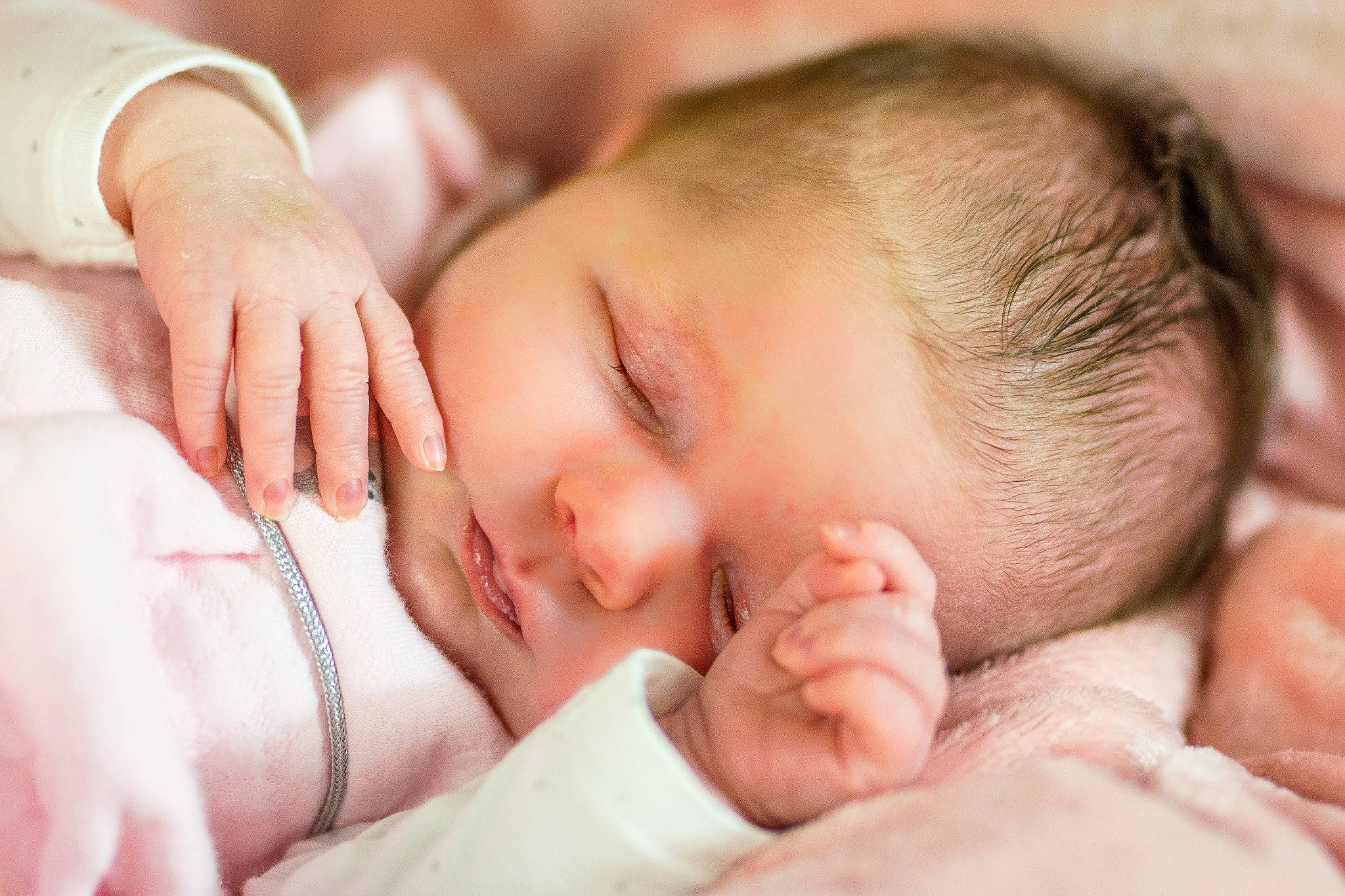 Heloïse a rejoint le concours — aidez-le/la à gagner de superbes lots ! baby, baby_sleeping, birth, cheek, child, childbirth, close_up, ear, face, finger, forehead, gesture, hand, head, nose, person, skin, sleep